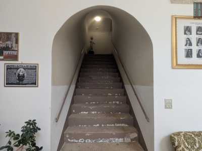 ...dal quale poi una scala porta ai vani superiori